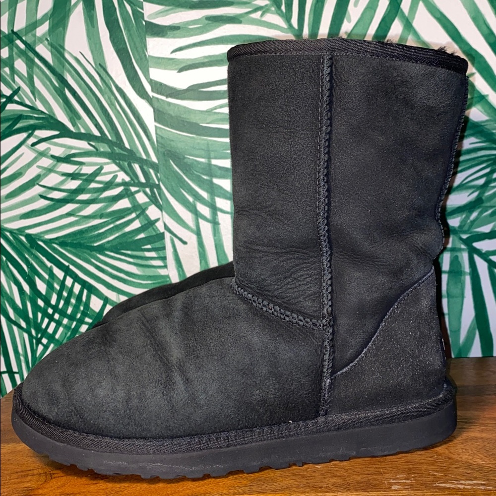 UGG Classic Short Black Sheepskin Boots Women’s 7 5825 - Picture 3 of 9